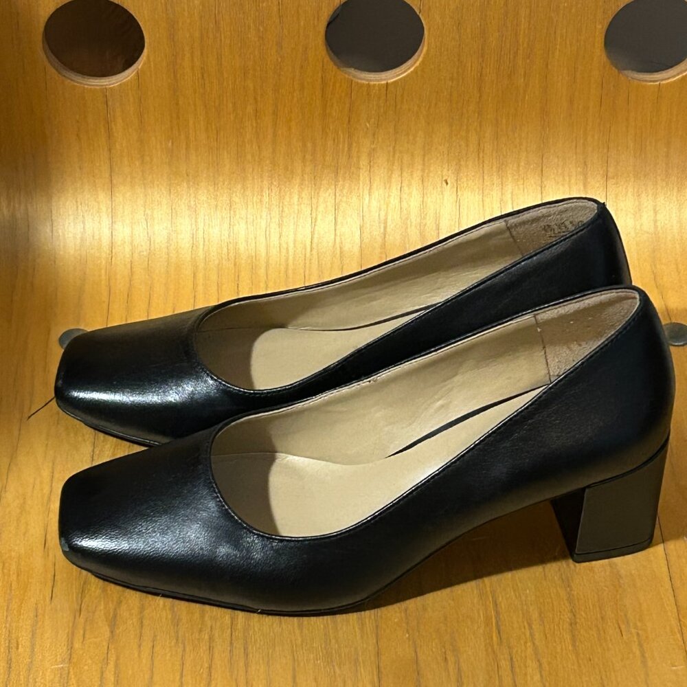 Naturalizer, Karina Size 8  black low heal and Wide